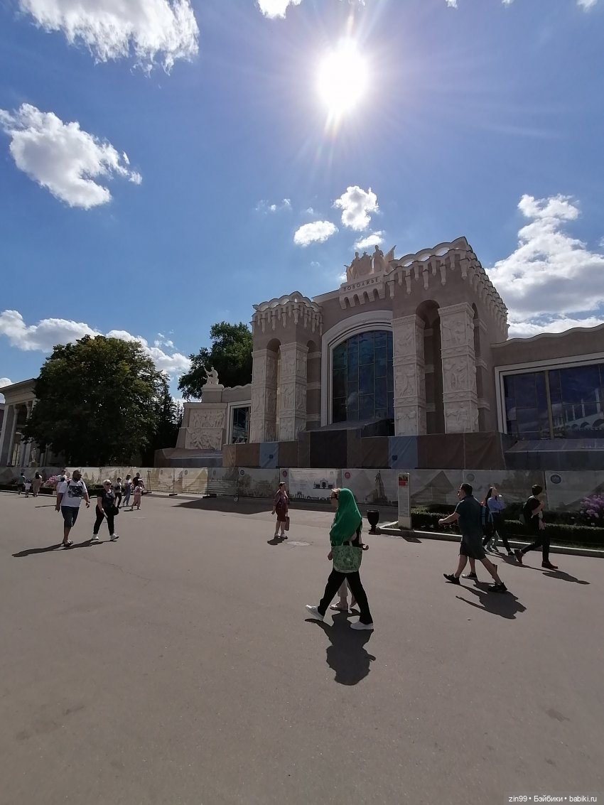 Куколки ГДР в национальных костюмах и прогулка по ВДНХ