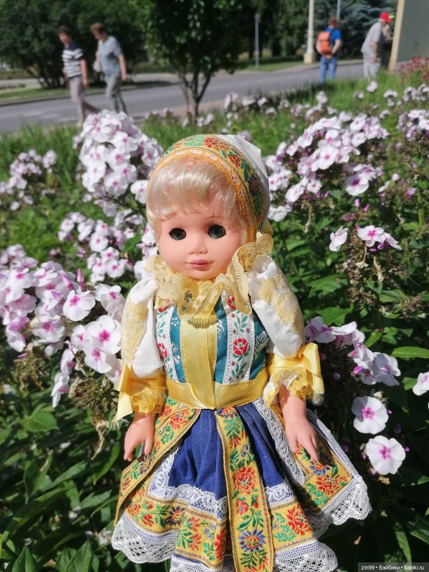 Куколки ГДР в национальных костюмах и прогулка по ВДНХ