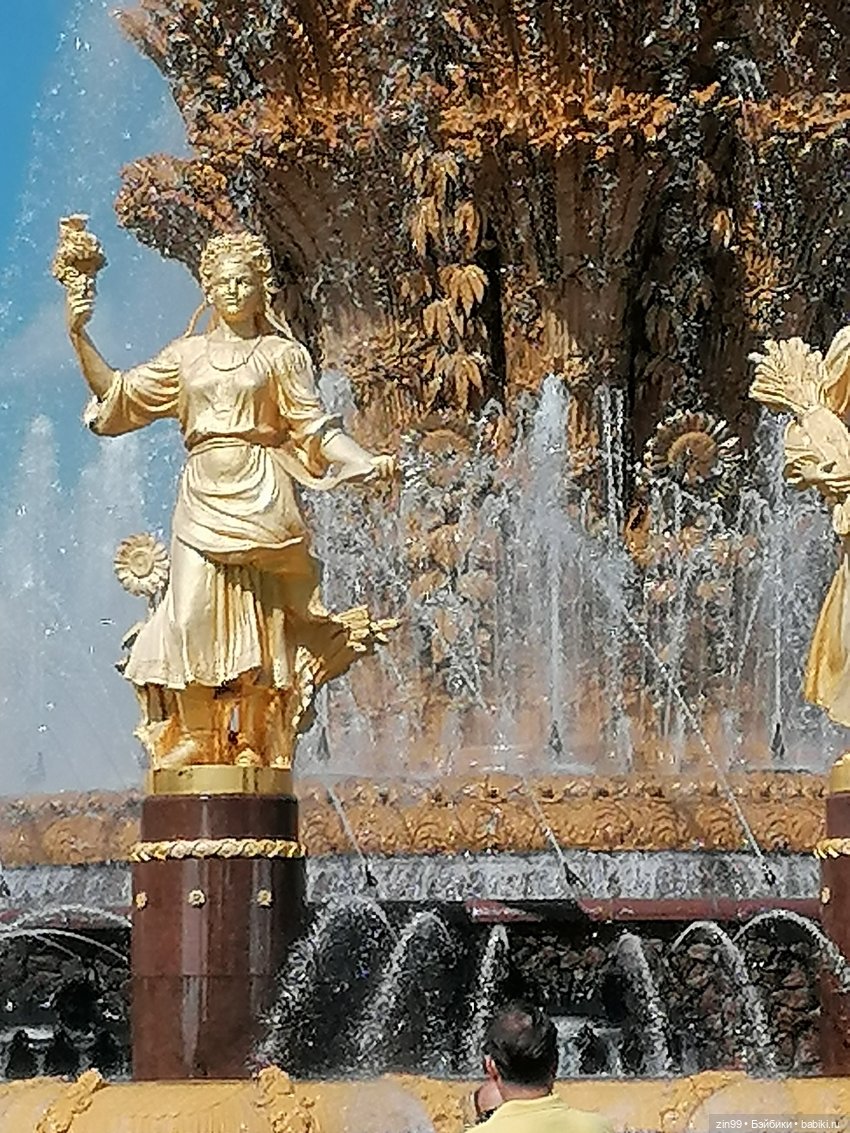 Куколки ГДР в национальных костюмах и прогулка по ВДНХ