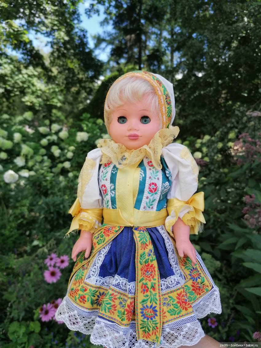 Куколки ГДР в национальных костюмах и прогулка по ВДНХ