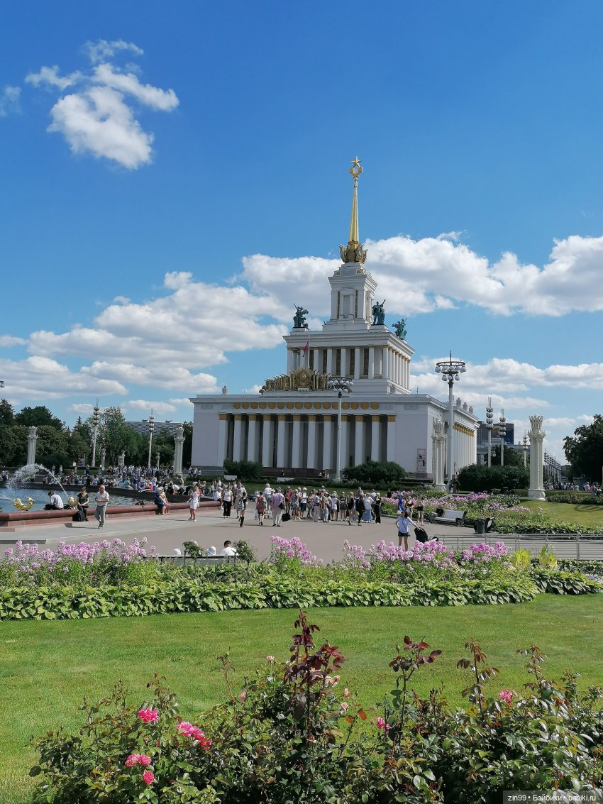 Куколки ГДР в национальных костюмах и прогулка по ВДНХ
