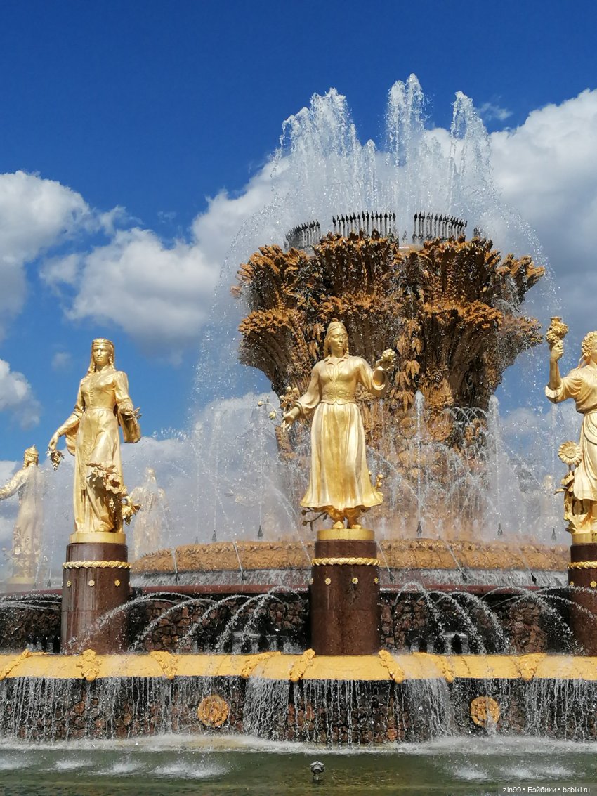 Куколки ГДР в национальных костюмах и прогулка по ВДНХ