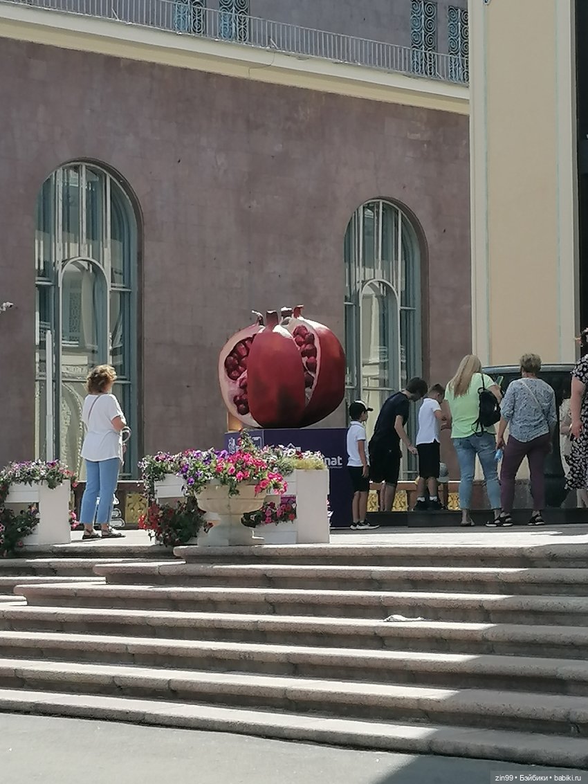 Куколки ГДР в национальных костюмах и прогулка по ВДНХ