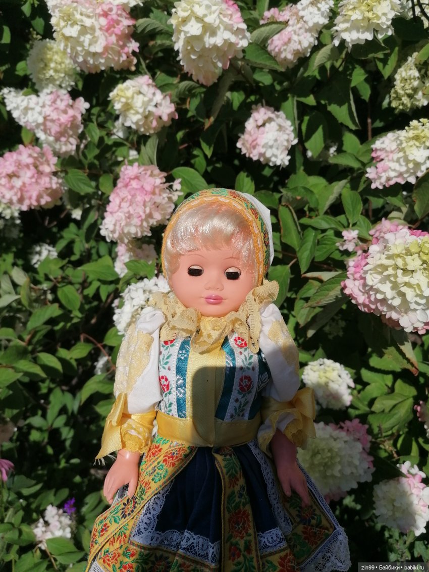 Куколки ГДР в национальных костюмах и прогулка по ВДНХ