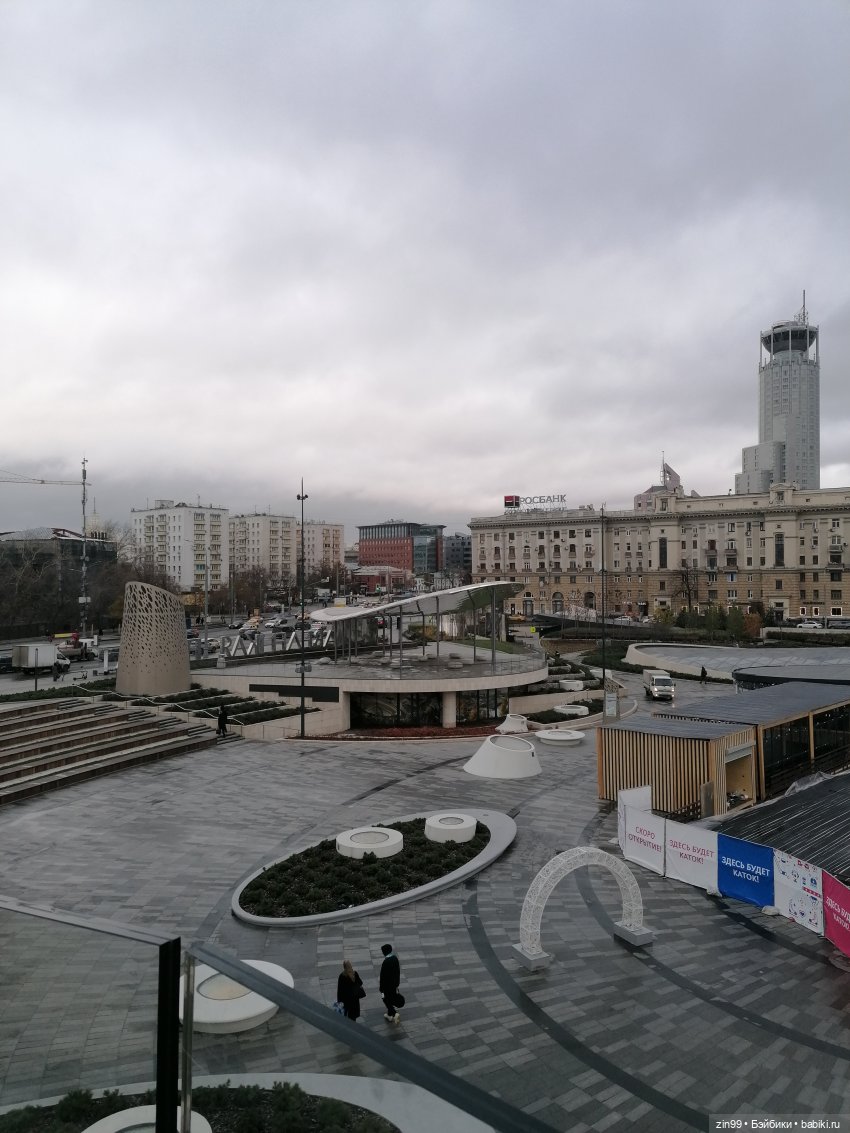 Сквер у Павелецкого вокзала и кукла Скай от Rainbow