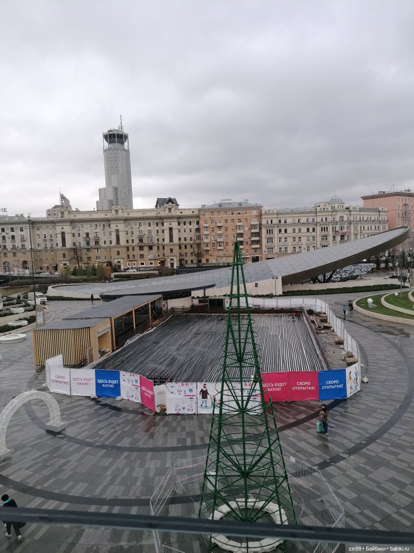 Сквер у Павелецкого вокзала и кукла Скай от Rainbow