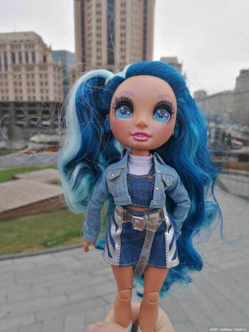 Сквер у Павелецкого вокзала и кукла Скай от Rainbow