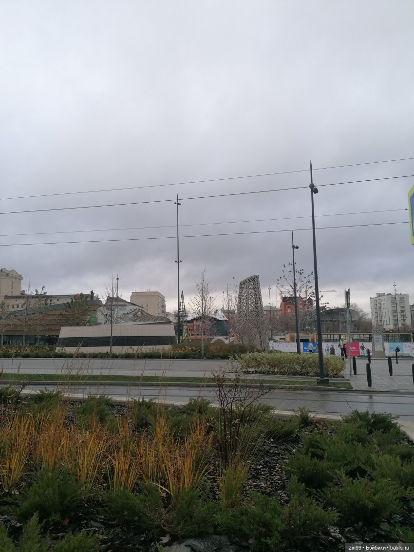 Сквер у Павелецкого вокзала и кукла Скай от Rainbow