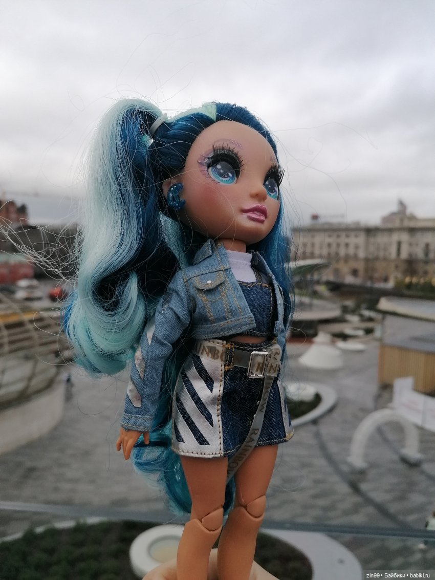 Сквер у Павелецкого вокзала и кукла Скай от Rainbow