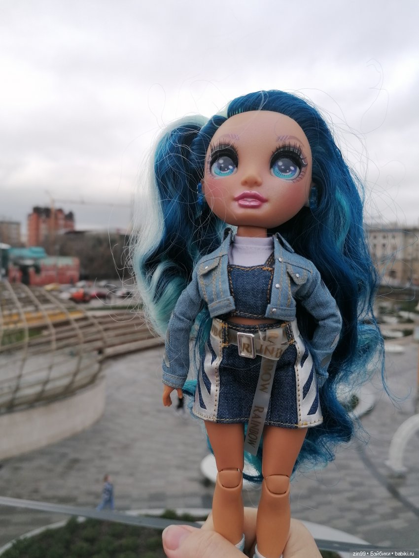 Сквер у Павелецкого вокзала и кукла Скай от Rainbow