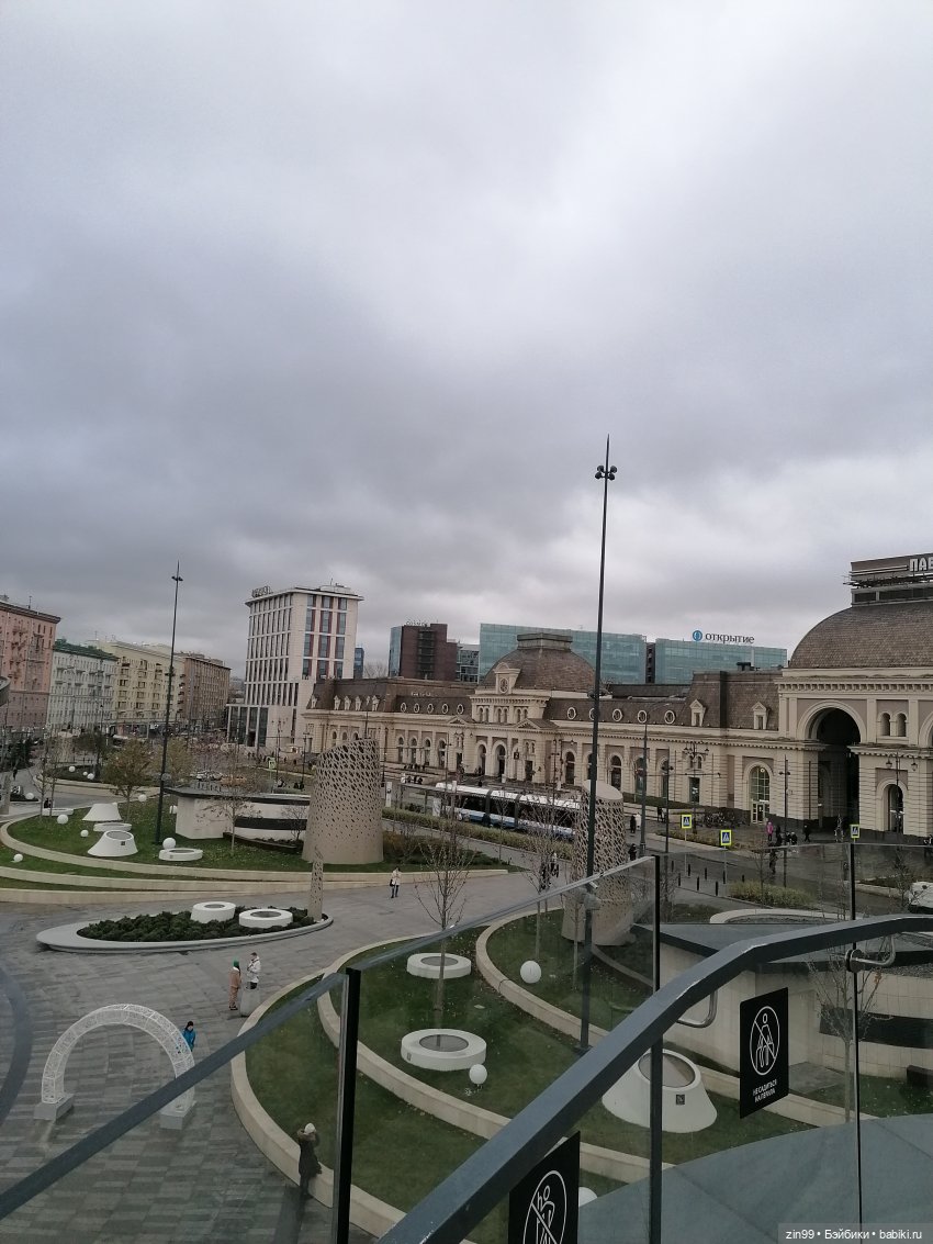 Сквер у Павелецкого вокзала и кукла Скай от Rainbow