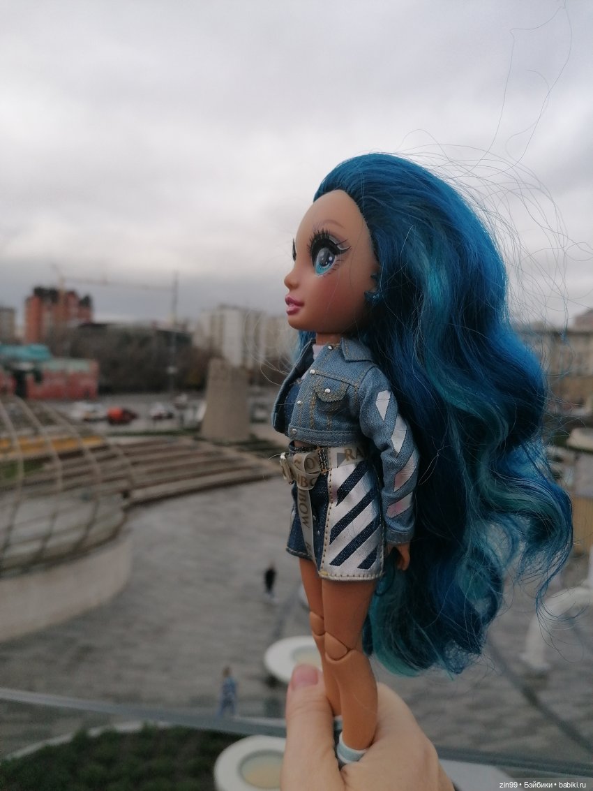 Сквер у Павелецкого вокзала и кукла Скай от Rainbow