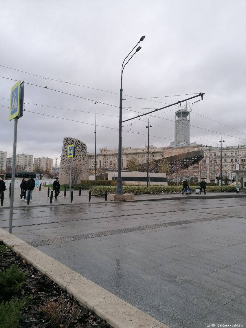 Сквер у Павелецкого вокзала и кукла Скай от Rainbow (фото 2)