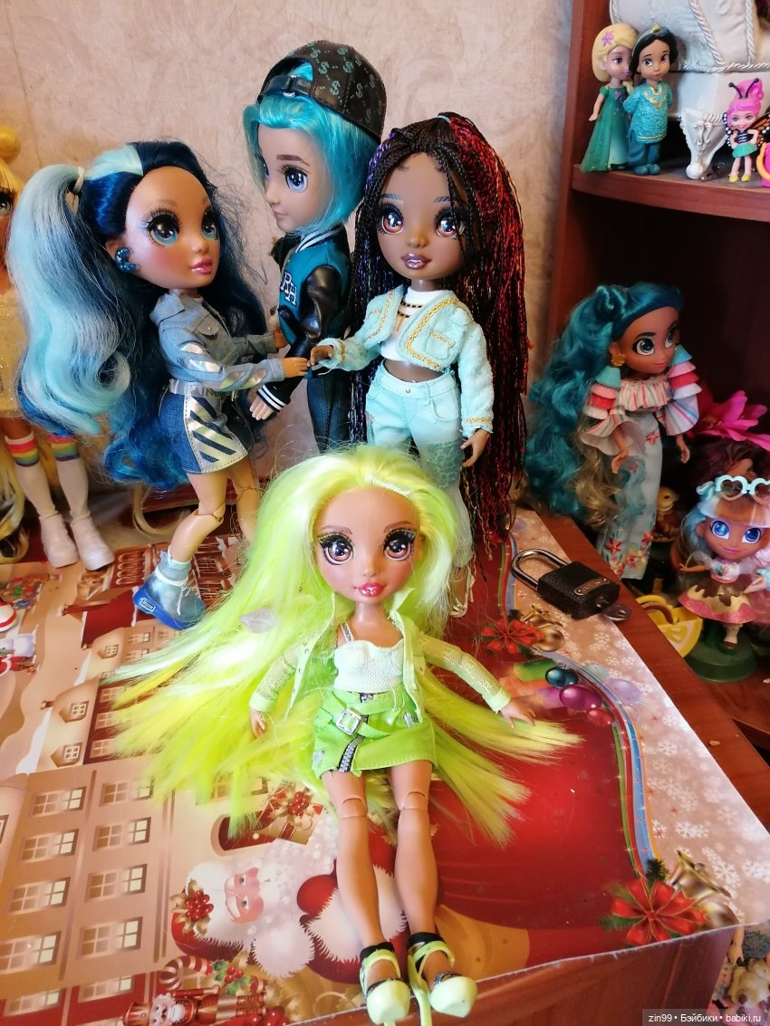 Сквер у Павелецкого вокзала и кукла Скай от Rainbow