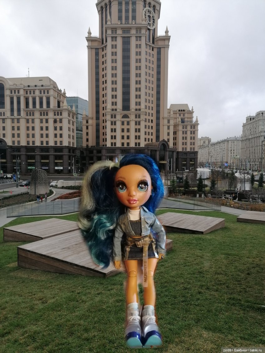 Сквер у Павелецкого вокзала и кукла Скай от Rainbow