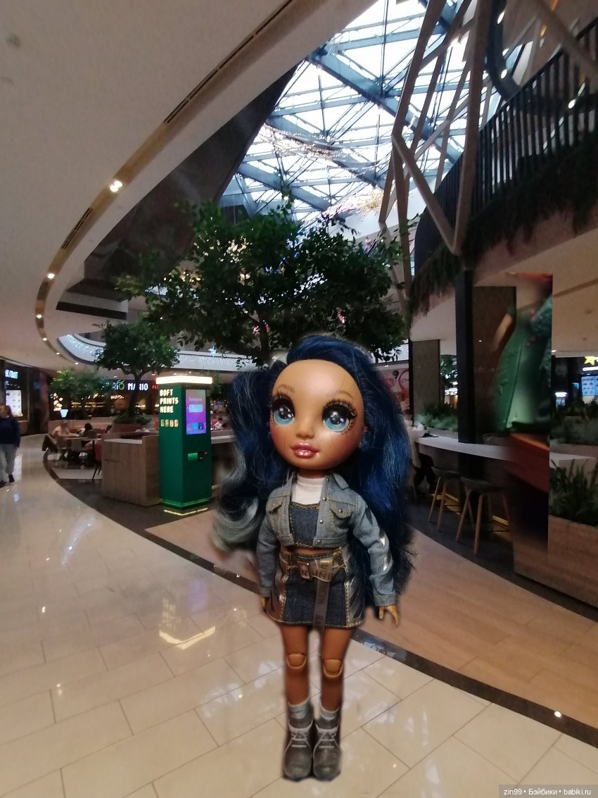 Сквер у Павелецкого вокзала и кукла Скай от Rainbow