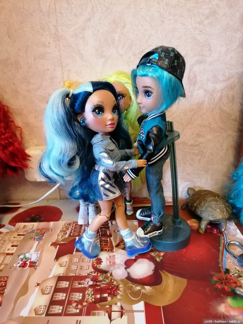 Сквер у Павелецкого вокзала и кукла Скай от Rainbow