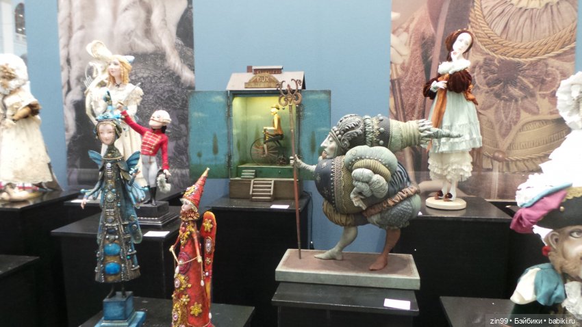 выставка кукол март 2024. салон кукол на тишинке 2023. куклы на тишинке 2021. выставка кукол тишинка. эрмитаж экспонаты.