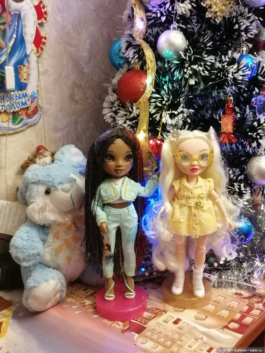 С новым 2023, годом Водяного Кролика, или приехала Ромашка Rainbow High