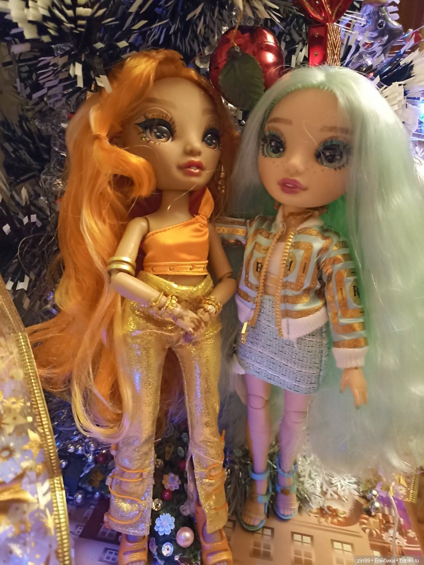 С новым 2023, годом Водяного Кролика, или приехала Ромашка Rainbow High