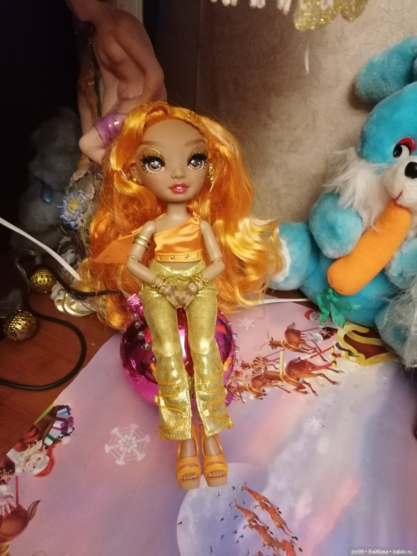 С новым 2023, годом Водяного Кролика, или приехала Ромашка Rainbow High