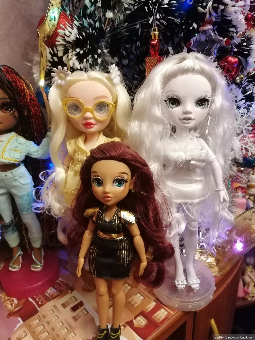 С новым 2023, годом Водяного Кролика, или приехала Ромашка Rainbow High