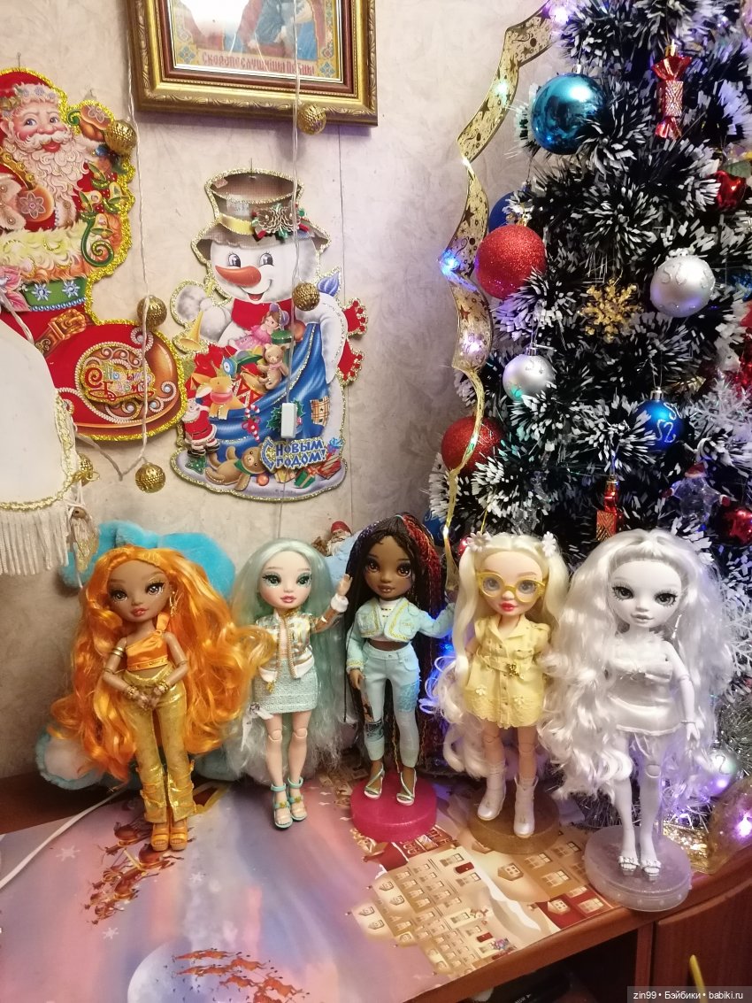 С новым 2023, годом Водяного Кролика, или приехала Ромашка Rainbow High