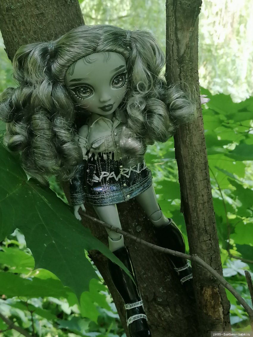 Прогулка в Кусково с куклами Rainbow High