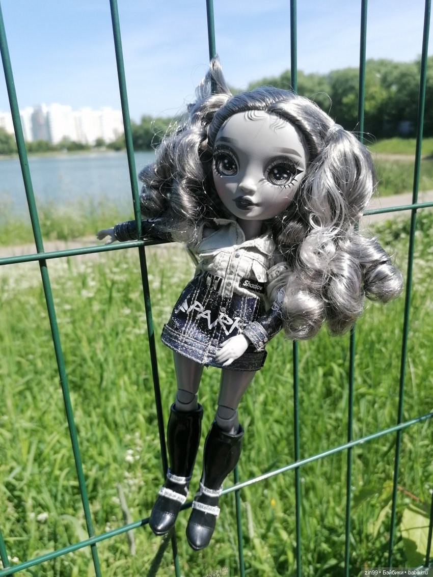 Прогулка в Кусково с куклами Rainbow High (фото 2)