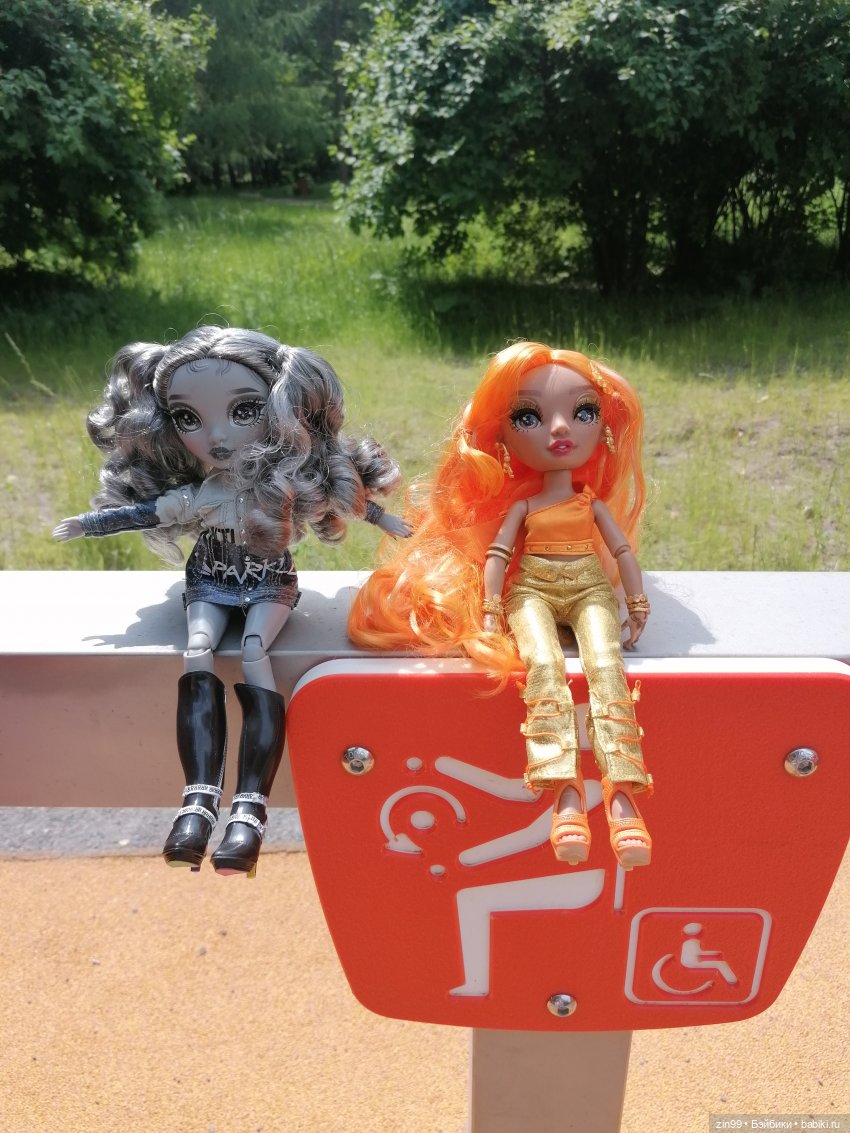 Прогулка в Кусково с куклами Rainbow High