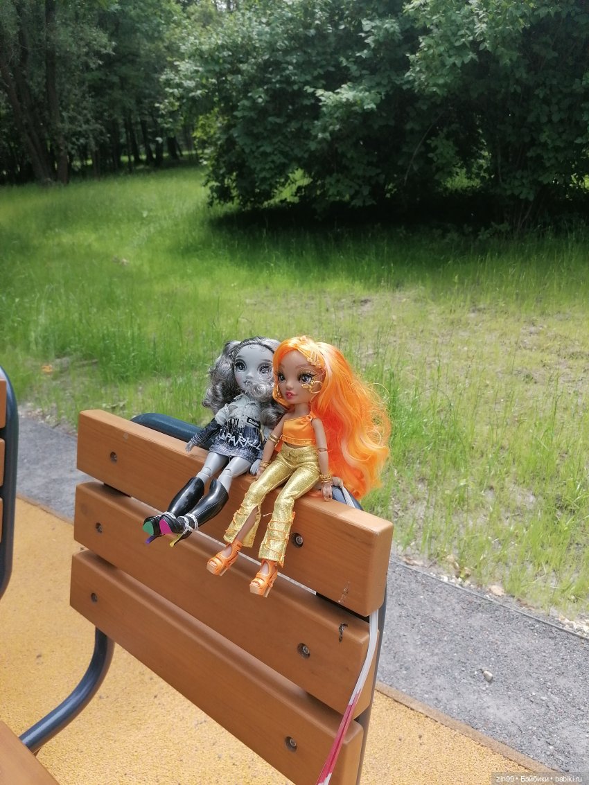 Прогулка в Кусково с куклами Rainbow High