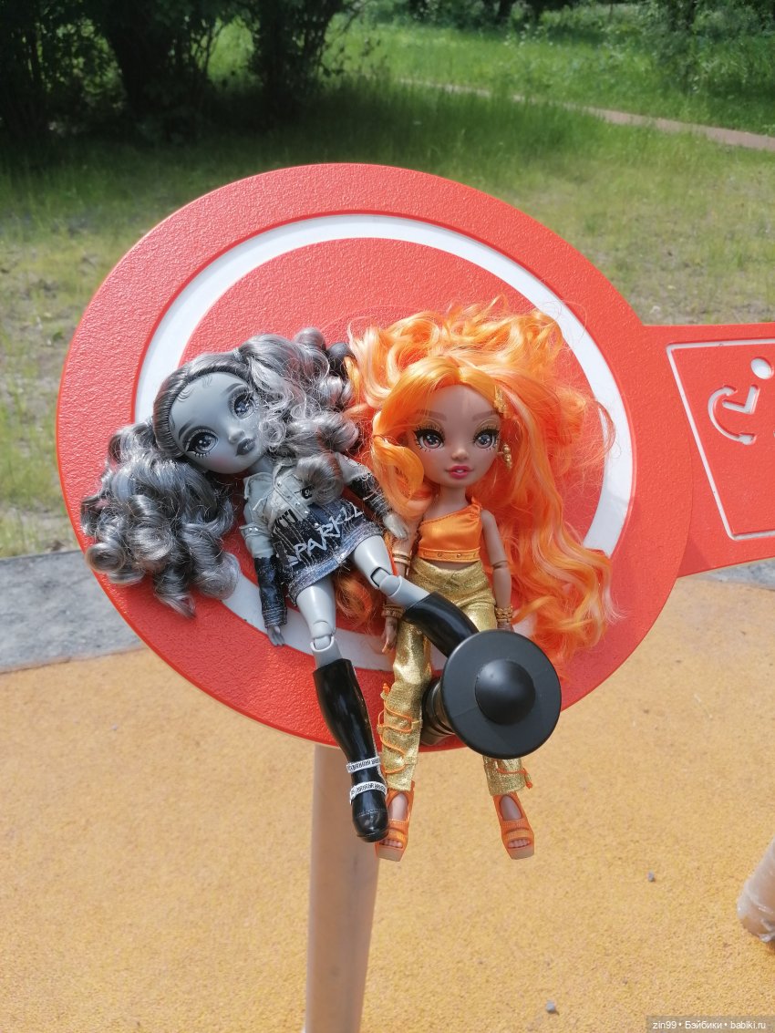 Прогулка в Кусково с куклами Rainbow High