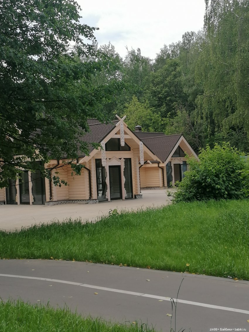 Прогулка в Кусково с куклами Rainbow High