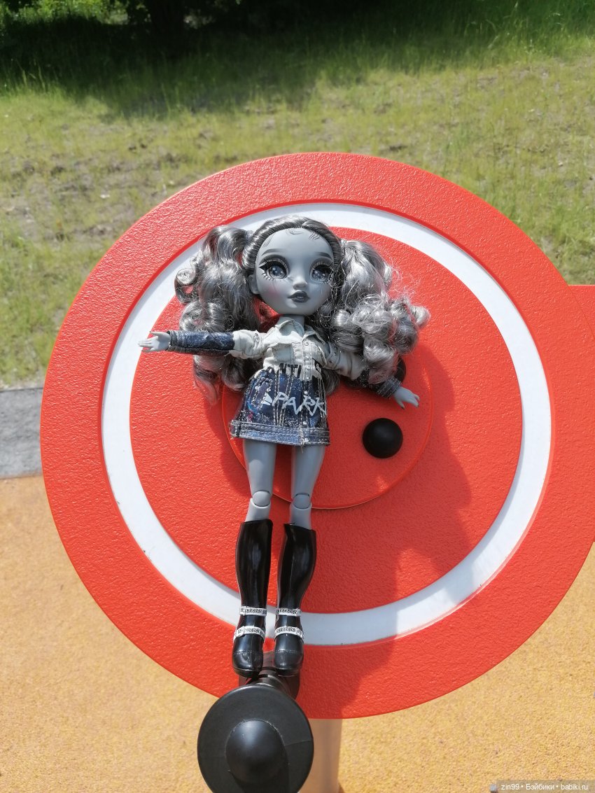 Прогулка в Кусково с куклами Rainbow High