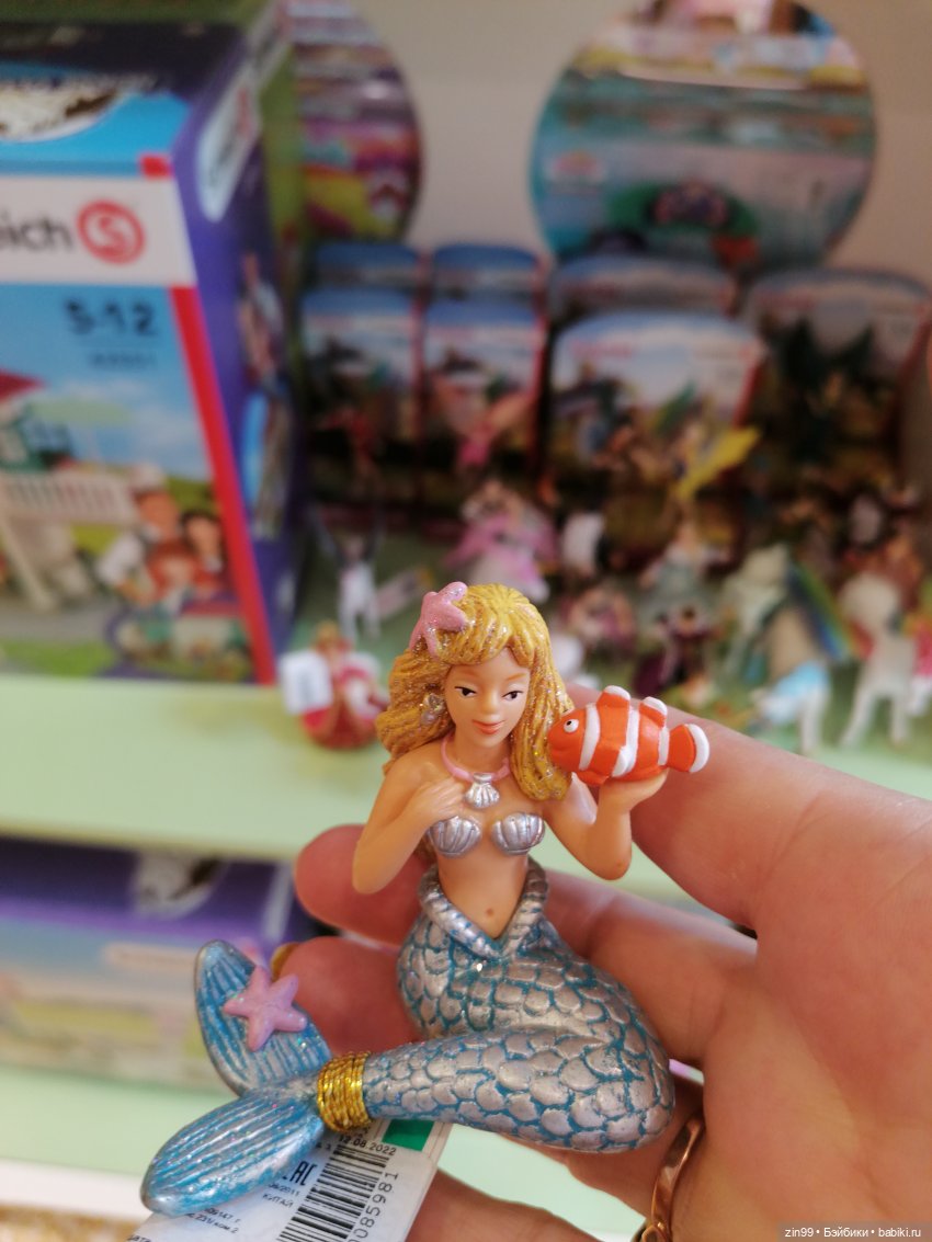 Куколки Fail Fiх на берегу водоема и в ГУМе