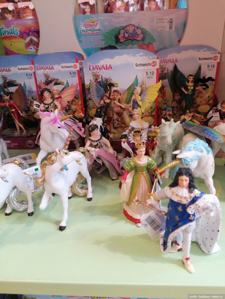 Куколки Fail Fiх на берегу водоема и в ГУМе