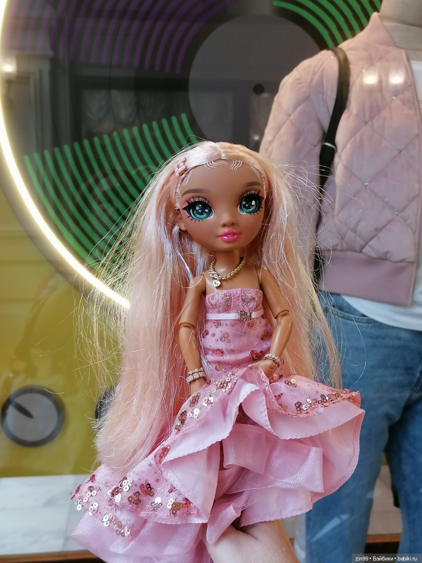 ГУМ в сентябре в Москве — Куклы Rainbow High (Рейнбоу Хай