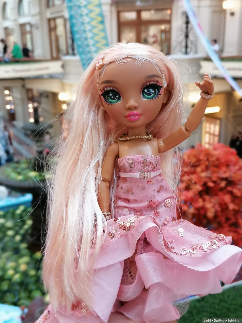 ГУМ в сентябре в Москве — Куклы Rainbow High (Рейнбоу Хай