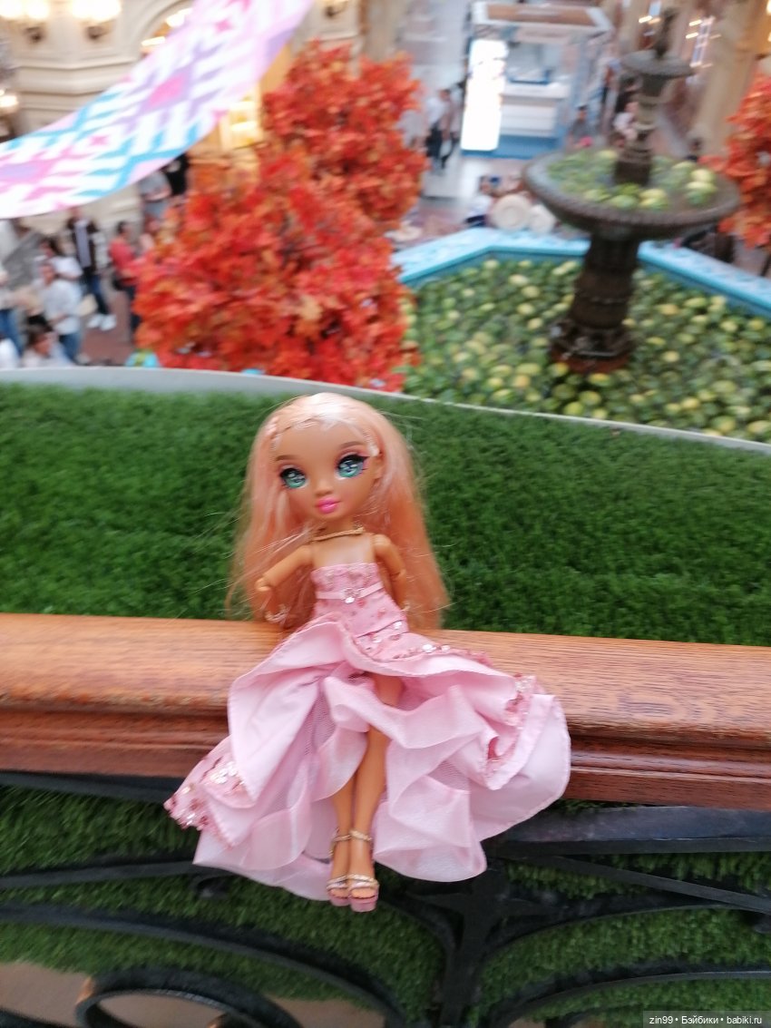 ГУМ в сентябре в Москве — Куклы Rainbow High (Рейнбоу Хай