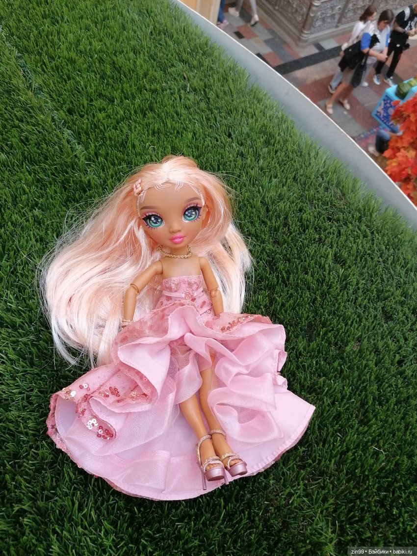ГУМ в сентябре в Москве — Куклы Rainbow High (Рейнбоу Хай