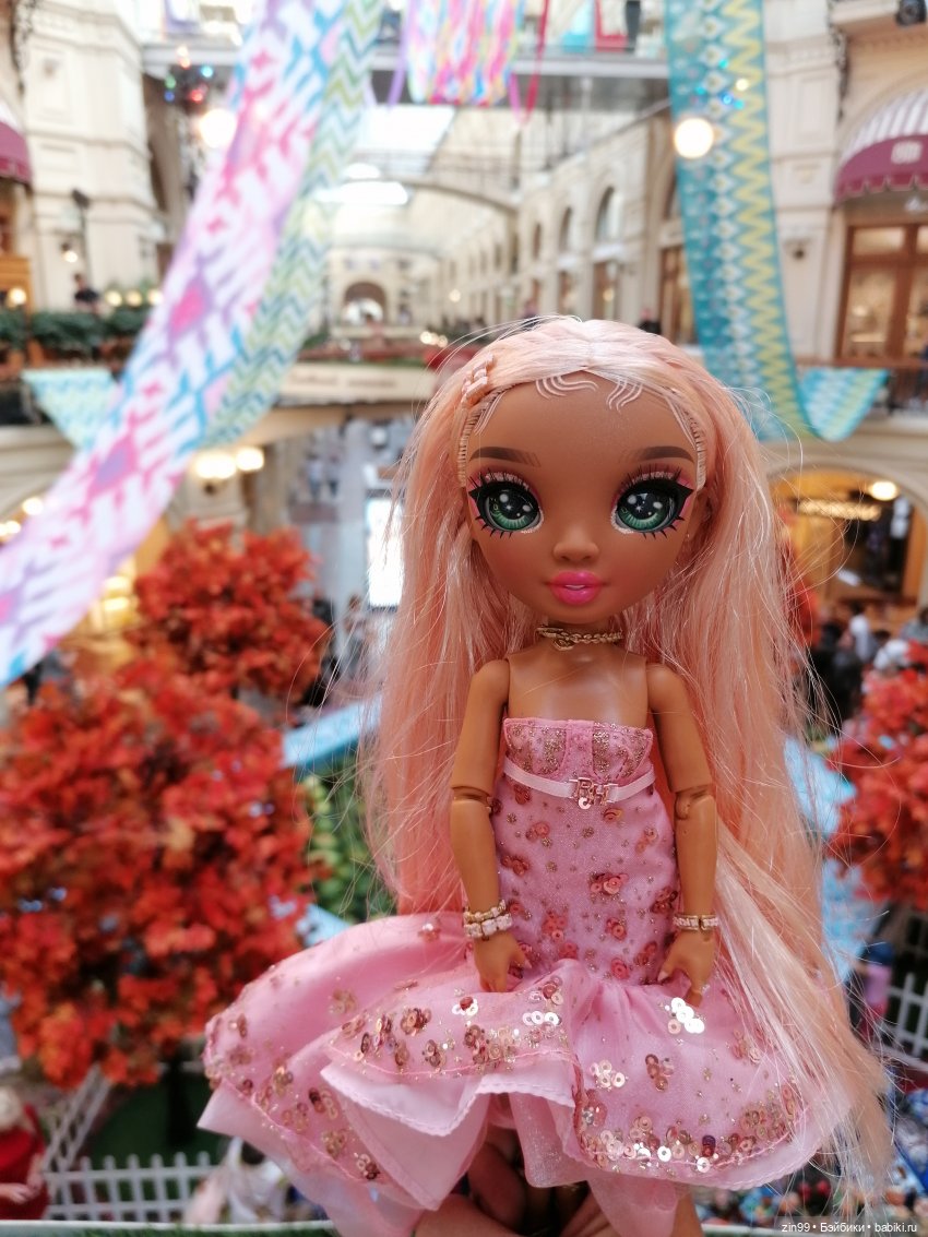 ГУМ в сентябре в Москве — Куклы Rainbow High (Рейнбоу Хай