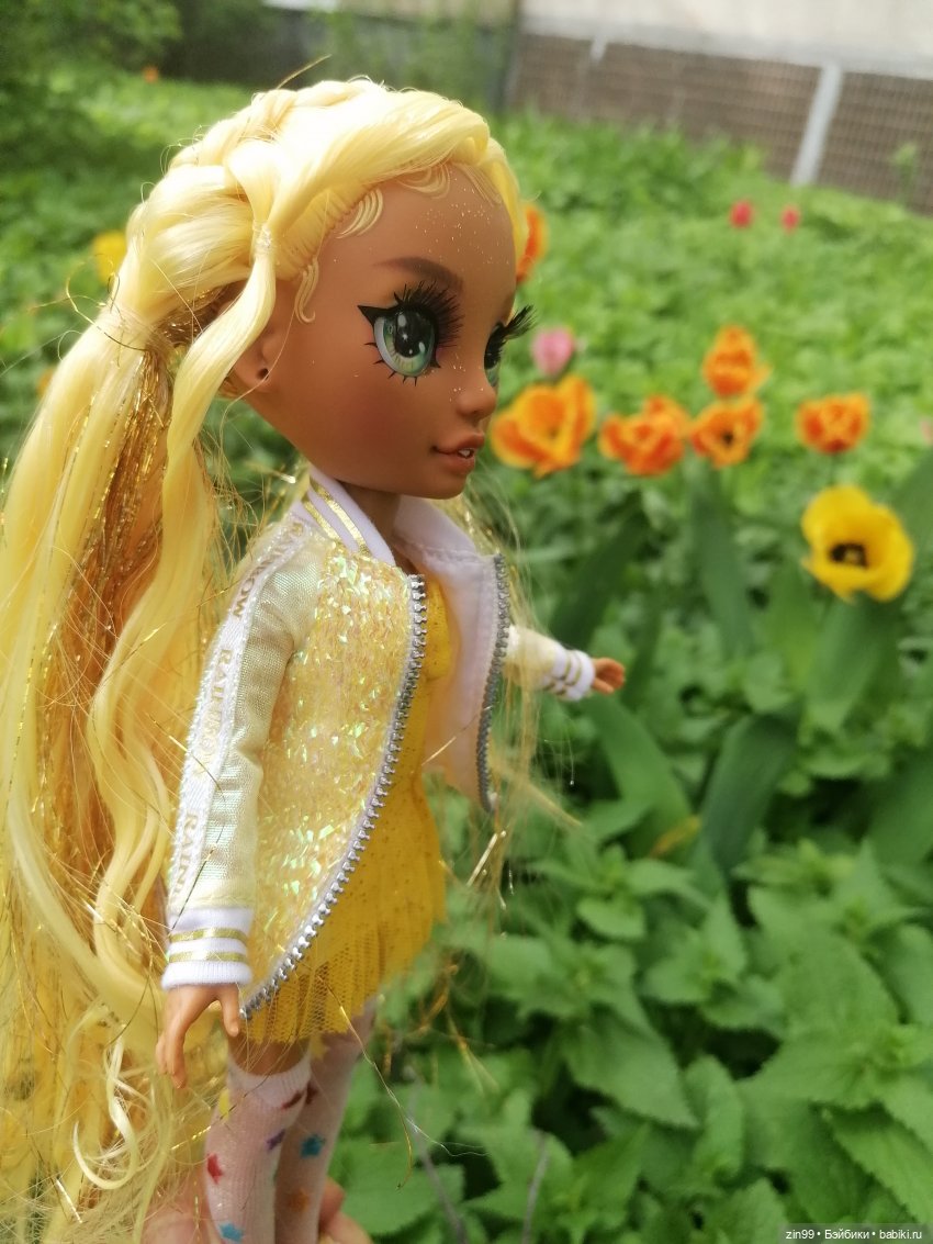 Цветет вишня, черемуха и куклы Rainbow High