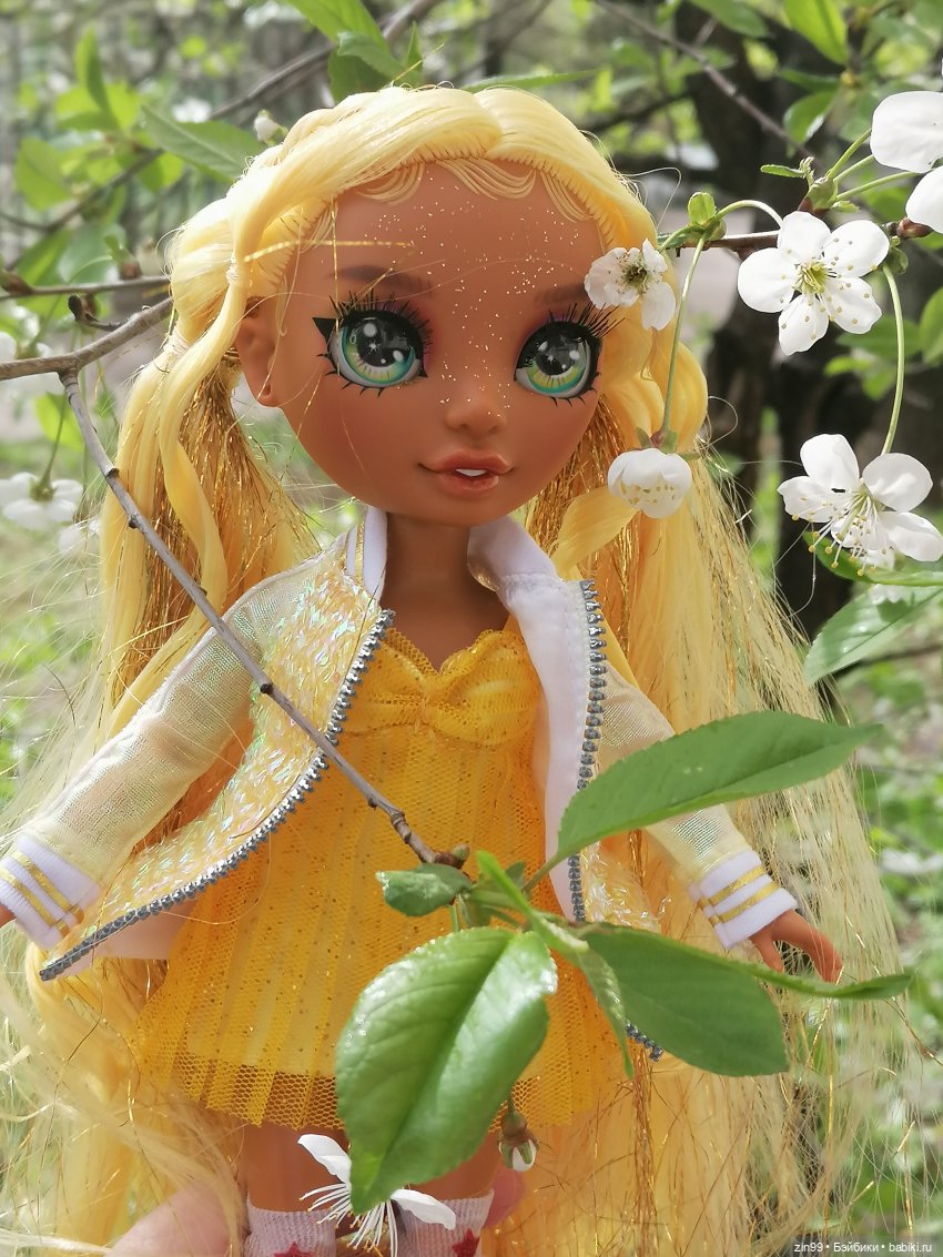 Цветет вишня, черемуха и куклы Rainbow High
