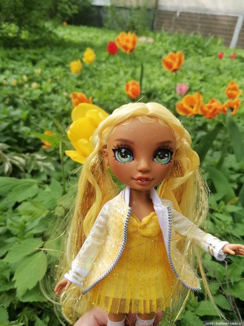 Цветет вишня, черемуха и куклы Rainbow High