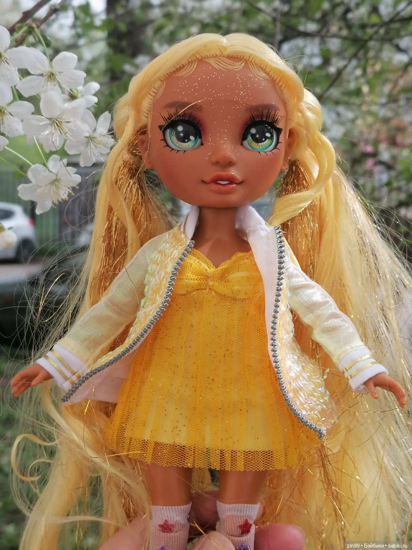 Цветет вишня, черемуха и куклы Rainbow High