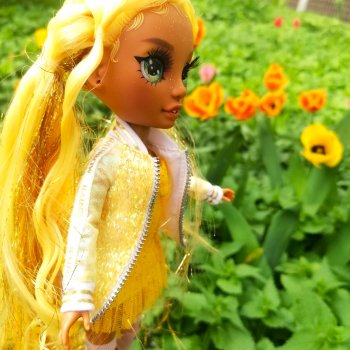 Цветет вишня, черемуха и куклы Rainbow High