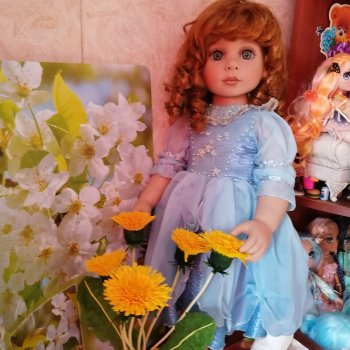 Девочка и одуванчики