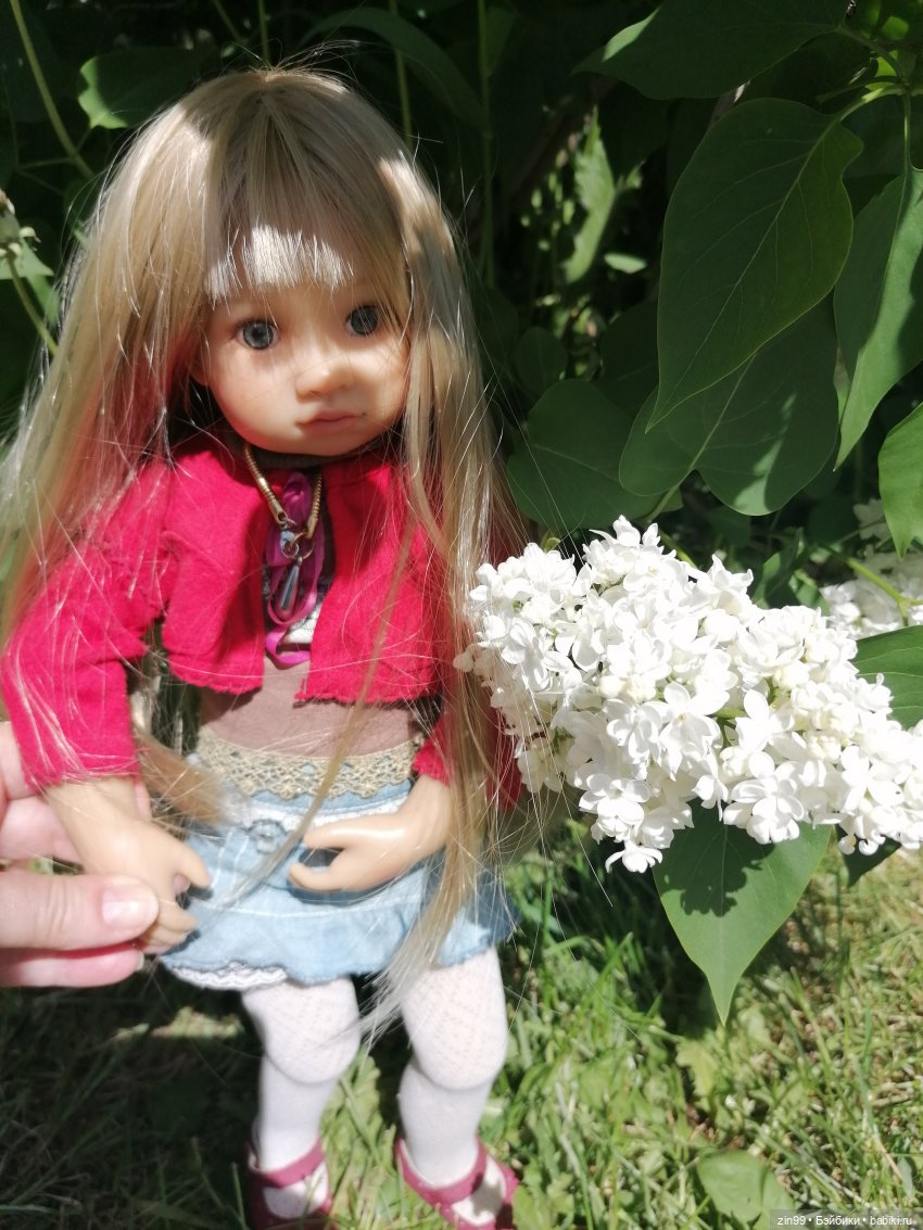 Сиреневый сад с куклой Луизой