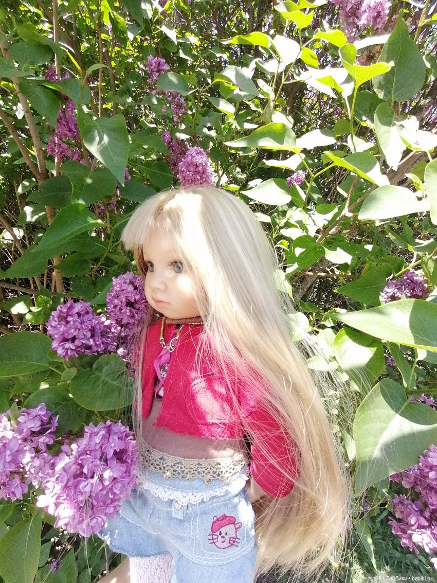 Сиреневый сад с куклой Луизой