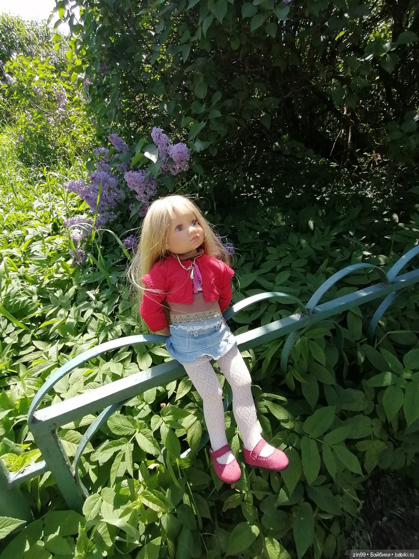 Сиреневый сад с куклой Луизой